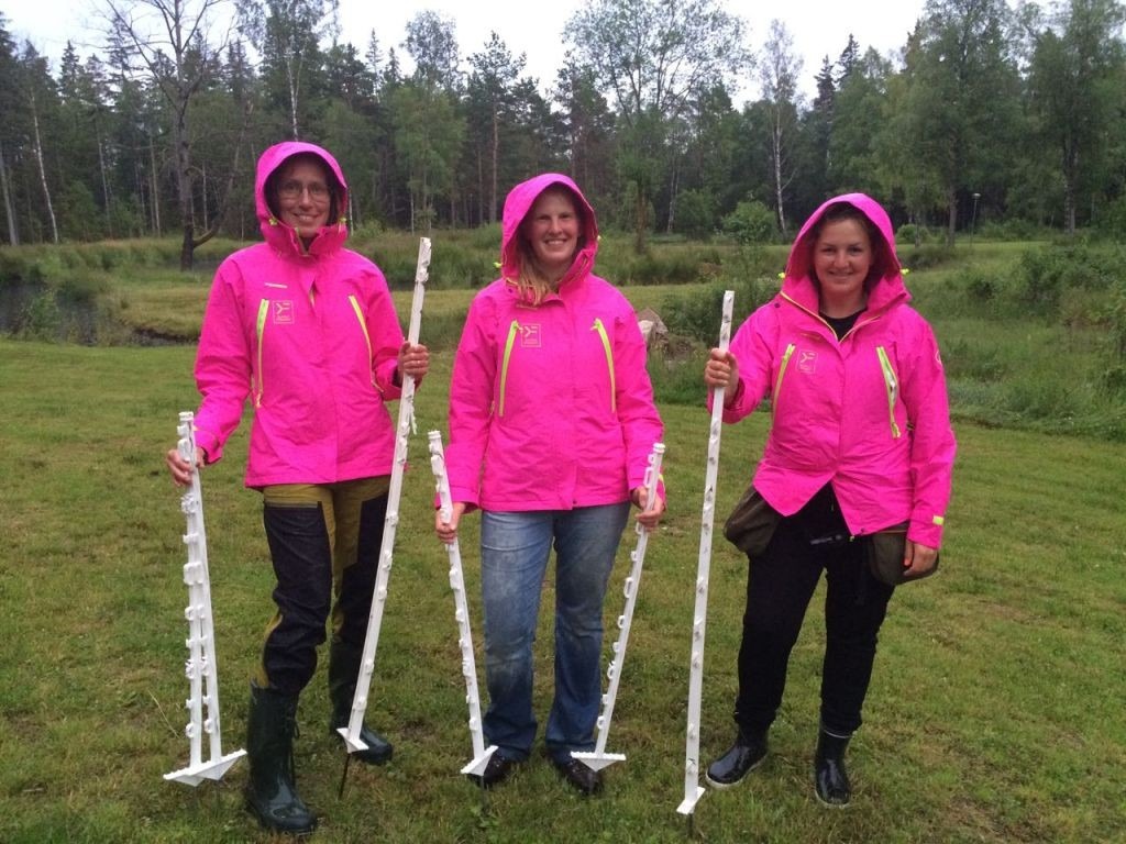We got some drizzle on the Friday night, just as Anna, Elsa and Åsa were building the grid for the grid work planned for Saturday. It doesn’t seem to have dampened their mood!